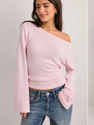 Ljusrosa off shoulder tröja - Säljer en ljusrosa tröja med off shoulder-design och vida ärmar. Tröjan är mjuk och har en figurnära passform i midjan. Perfekt för dig som gillar en trendig och avslappnad stil.