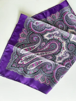 Scarf/sjal/hårband/topp i lila paisley - Säljer en allt-iallo scarf/hårband/topp i ett lila & rosa paisleymönster. Aldrig använd.   📏 Mått: 60x60cm