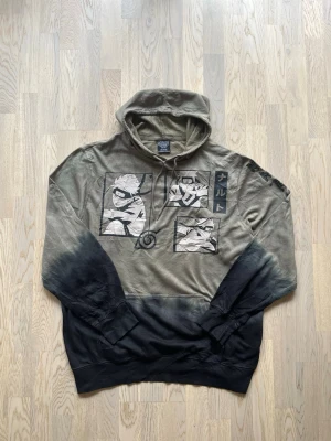 Naruto Shippuden hoodie - XXL, grön - Mycket bra skick. Få tecken på användning Hoodie från Naruto, storlek XXL, grön & svart Grön tröja med svarta ärmar och svart nedtill, tryckt motiv fram, huva med snörning, stor framficka Bröstvidd: 68 cm Längd: 78 cm Inga defekter, normalt slitage i trycket