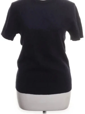 Suitsupply t-shirt i ull  - Exklusiv svart t-shirt ifrån Suitsupply med rund hals och korta ärmar. Modellen är rak och har en enkel, stilren design som passar till det mesta. Tillverkad i mjuk bomull för en bekväm känsla hela dagen.