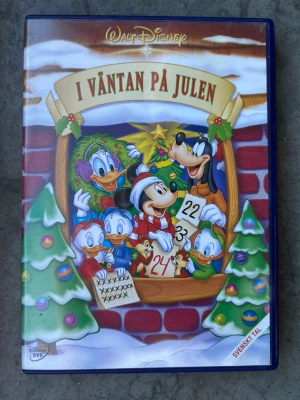 I väntan på julen dvd - Denna Disney DVD innehåller juliga avsnitt med Musse Pigg, Pluto, Kalle Anka, Långben och Knattarna. Filmen innehåller avsnitten "Prinsen och tiggarpojken", "Konsten att åka skidor", "Bergsklättrare", "Kalles snöbollskrig", "Winken, Blinken och Nick", "Inför vintern" och "Den lilla åsnan". Speltid är 95:38 minuter.Textad på svenska, finska och engelska. Åldersgräns 7 år. Bildformat 1.33:1.  Finns på språk: Svenska, Finska, Engelska   OBS!! skivorna är begagnade så det kan förekomma repor/hairlin
