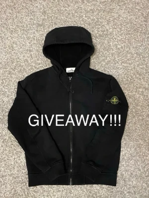 Svart hoodie från Stone Island - Ta chansen och delta i denna tävlingen för att nu ger vi ut en stone island tröja i ny skick. För att delta i tävlingen behöver ni gilla denna annonsen och följa vårt Plick konto. Vinnaren kommer informeras den 5e augusti. Dela gärna vidare till vänner för att få större chans att vinna. Lycka till👍
