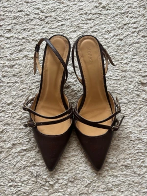 Alohas pumps  - Säljer mina älskade Alohas pumps!!  De är bruna  med spetsig tå och tillverkade med justerbara spännen. Perfekta för dig som gillar stilrena och trendiga skor. Säljs för 2600 på Vestaire. 