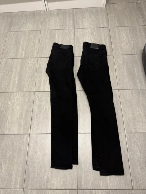 2 par svarta  jeans, storlek 29/32 - Säljer två par svarta skinny jeans i modellen Evolve. Jeansen har klassisk femficksdesign och normal midja. Materialet är stretchigt för en bekväm passform. 