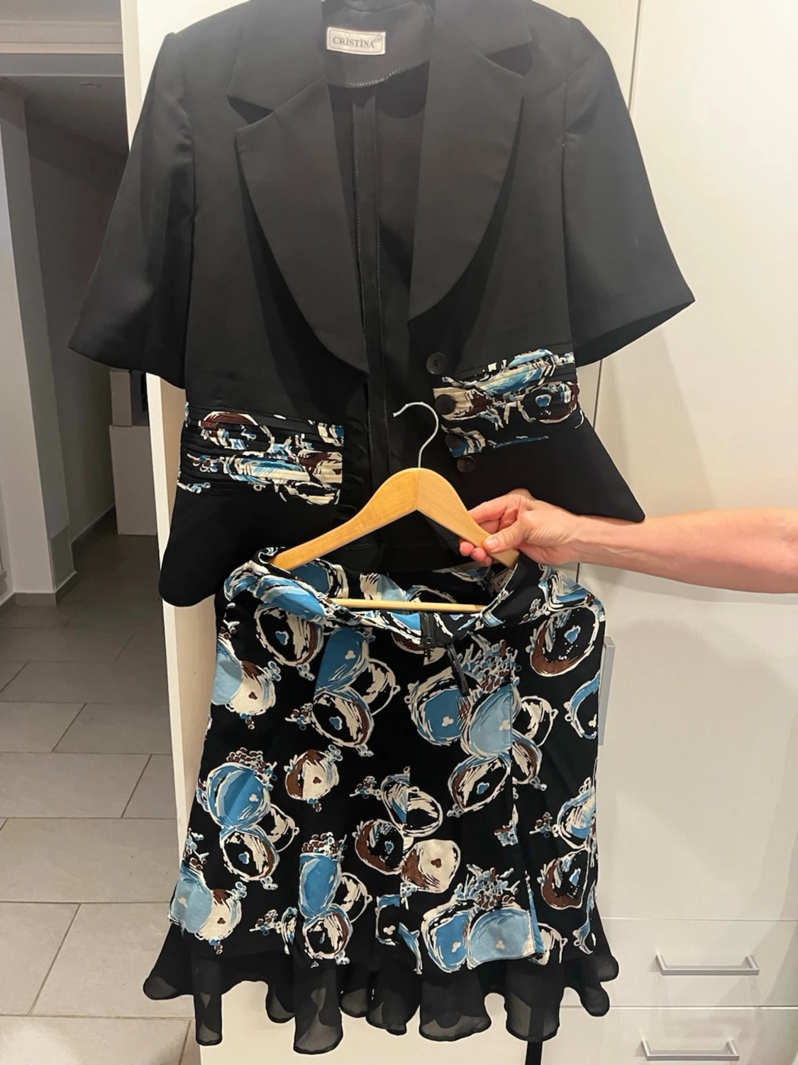 Svart dress med blått mönster