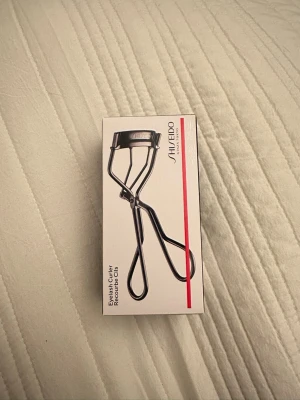 Shiseido ögonfransböjare helt ny - Helt ny. Oanvänd och ändast öppnad en gång för att ta bilderna☺️