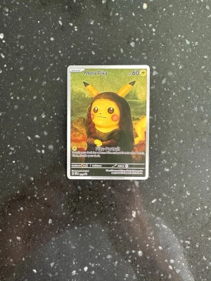 Custom Pokémon card – Mona lisa inspired artwork - 🎁 Every purchase from HappiCollectr always includes a free gift as a thank-you for your support.  Fan-made custom card featuring Pokémon in a style inspired by Vincent van Gogh’s paintings. It’s more of a decorative collectible than a playable card.  • Custom, unofficial item (not an official Pokémon card) • Van Gogh inspired style • Printed card, good for display or collecting • Could also work as a small gift  Just a personal creative piece, not affiliated with Pokémon or the official TCG.