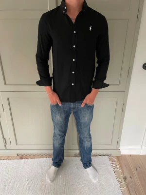 Ralph Lauren Linneskjorta  Svart Vintage Slim - Riktigt snygg linneskjorta från Ralph Lauren | Storlek M, sitter som S slim fit (DM för mått) | I princip nyskick 🤟| Skriv vid funderingar och prisförslag är alltid välkomna 😊