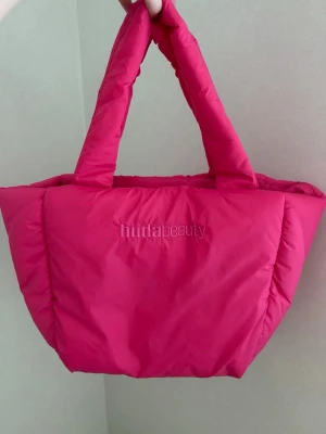 Huda Beauty väska limited edition - Kolla gärna in alla mina andra annonser 🌸