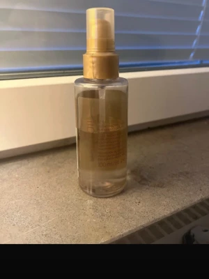 Luxe Oil hårolja med pump - Säljer en Luxe Oil hårolja i genomskinlig plastflaska med guldfärgad pump. Flaskan rymmer 100 ml och oljan är lättflytande och gyllene. Perfekt för att ge håret extra glans och mjukhet. Enkel att använda tack vare sprayfunktionen.