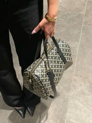 By malene Birger  - By Malene Birger i okej sick inga fläckar i insidan men mindre slitage på undersidan, och i armtaget som har lossnat tror det går att lämna in för lagning på sån butik som lagar men vill inte ha kvar den så därför säljer jag den. Skriv för fler bilder då jag inte kunde lägga in fler. Finns inte kvar att köpa i butik utan är limiterad. 