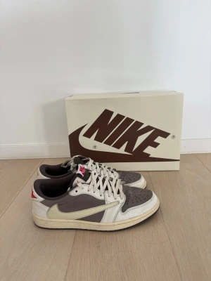 Travis Scott Jordan 1 Low – EU 43 - Very good condition. Comes with original box, extra laces and accessories as shown in the photos. Clean pair, well taken care of. Feel free to message me if you have any questions or would like more pictures. Fast shipping.