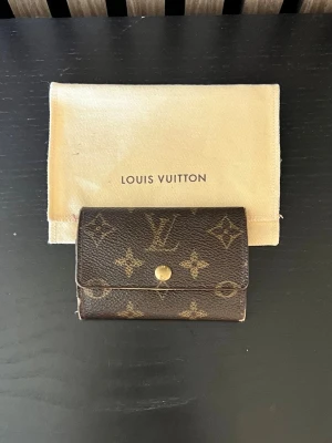 Louis Vuitton 6-Key Holder Monogram – Original -  Säljer ett Louis Vuitton nyckelfodral i klassiska Monogram Canvas.  * Original * 6 nyckelkrokar * Tillverkat i Frankrike * Dustbag medföljer  Skicket är bra för sin ålder. Canvasen är fin och alla krokar sitter kvar. Det finns normalt slitage och mindre användningsspår, se bilder för egen bedömning.  Bara höra av sig vid funderingar!
