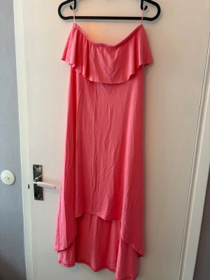 Rosa offshoulder klänning Gina Tricot - Säljer en rosa offshoulder klänning från Gina Tricot i mjuk bomull. Klänningen har volang upptill och är längre bak än fram för en snygg flowy look. Perfekt för sommarens alla tillfällen! Djur finns i hemmet!