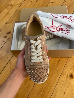 Christian Louboutin skor  - Hej, säljer nu dessa svin snygga Christian Louboutin skor. Skorna är i grymt skick! Begränsat antal boxar och dustbag. Hör av dig vid frågor.