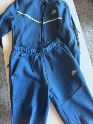 Nike fleece tech  - Snygg fleece tech hoodie med dragkedja i stl S med matchande byxor i samma storlek 