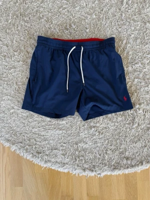 Ralph lauren badbyxor - Säljer mina Ralph Lauren badbyxor då jag växt ur dom. Ny pris 1199kr.