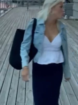 Vit volang topp - Söt vit linnetopp med smala axelband och volang nedtill. Toppen har v-ringning och en lätt rynkad midja som ger en feminin siluett. Perfekt för varma dagar och enkel att matcha med både kjol och jeans.