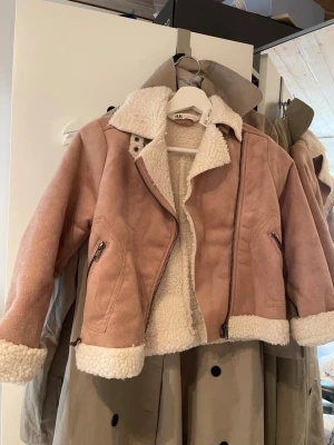 Rosa teddyjacka med dragkedjor - Prislappen e kvar nypris (449kr) skriv för fler bilder❤️