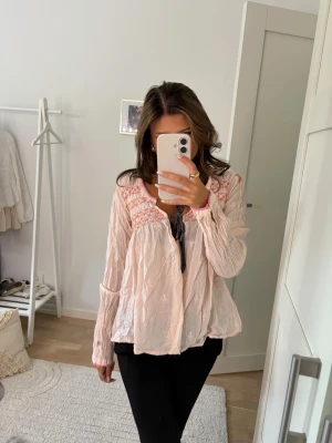 Odd Molly blus - Ljusrosa Odd Molly blus i storlek 2
