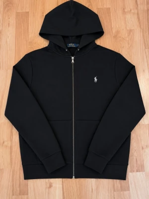 Ralph Lauren zip hoodie - Tjena, jag säljer en riktigt snygg och populär Ralph Lauren zip hoodie😁 Den är i mycket bra skick och har inga fläckar eller skador☺️ Den är självklart äkta✅ Skicka om du har några frågor😄