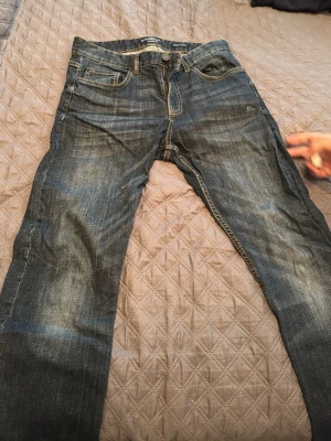 Hampton Rebuplic indigo jeans - Snygga jeans, fint stentvättning, midja 38 och längd 100 ungefär