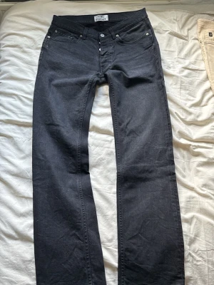 Svart Acne Studios Jeans - Säljer ett par stilrena Acne Studios jeans i svart färg. Klassisk design med snygga detaljer och en tidlös färg som passar till det mesta. Jeansen är i fint begagnat skick.