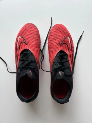 NIKE PHANTOM AG Elite  - Säljer dessa par fotbollsskor i okej skick. Har använt dem några gånger och de är i storlek 44. Jag har ingen kartong eller kvitto! Har du frågor eller funderingar tveka inte att höra av dig till mig!