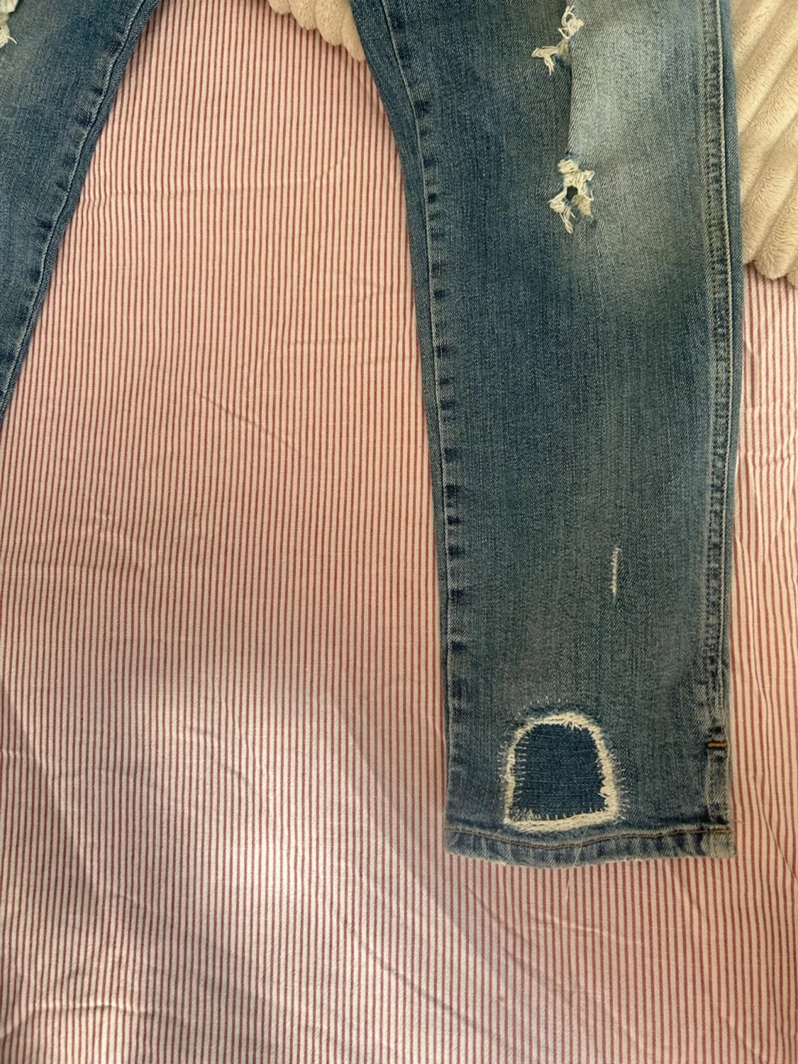 Blå slitna jeans med hål - 2