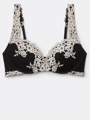 Svart spets-bh med vit brodyr - Snygg svart push up bh från intimissimi med vit broderat blommönster. Den är i storlek 75b men passar 75a också. Den är i modellen ”Gioia pretty flowers”. Den har justerbara axelband. Säljs då den sällan används. Har använt den väldigt lite så den är i mycket bra skick💞💕 tar prisförslag!💗