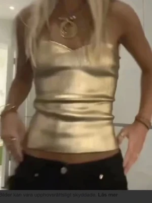 Guldig topp - Guldig bandou topp från zara, super cool 🩷