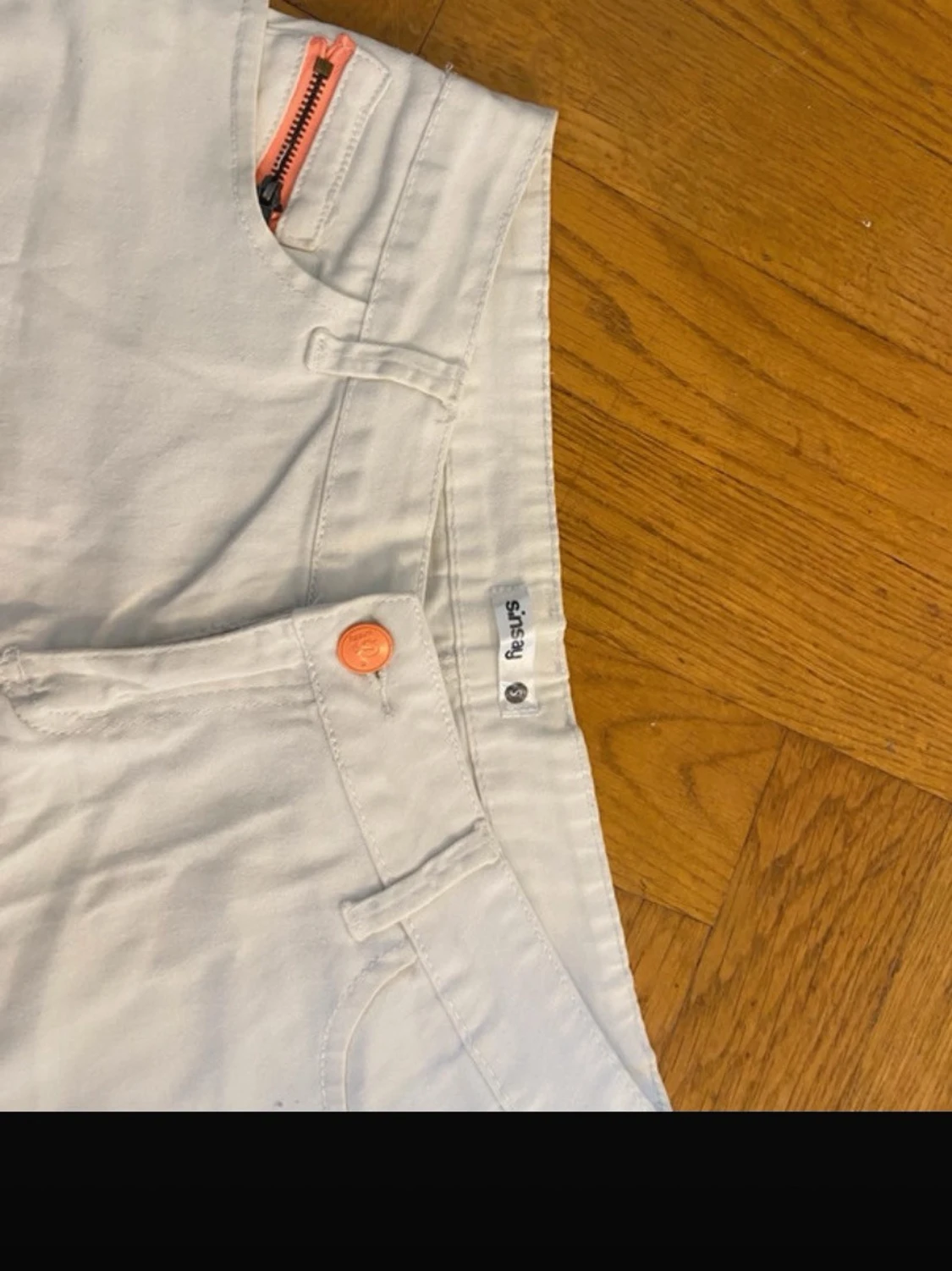 Vita denimshorts med orange knapp - 2