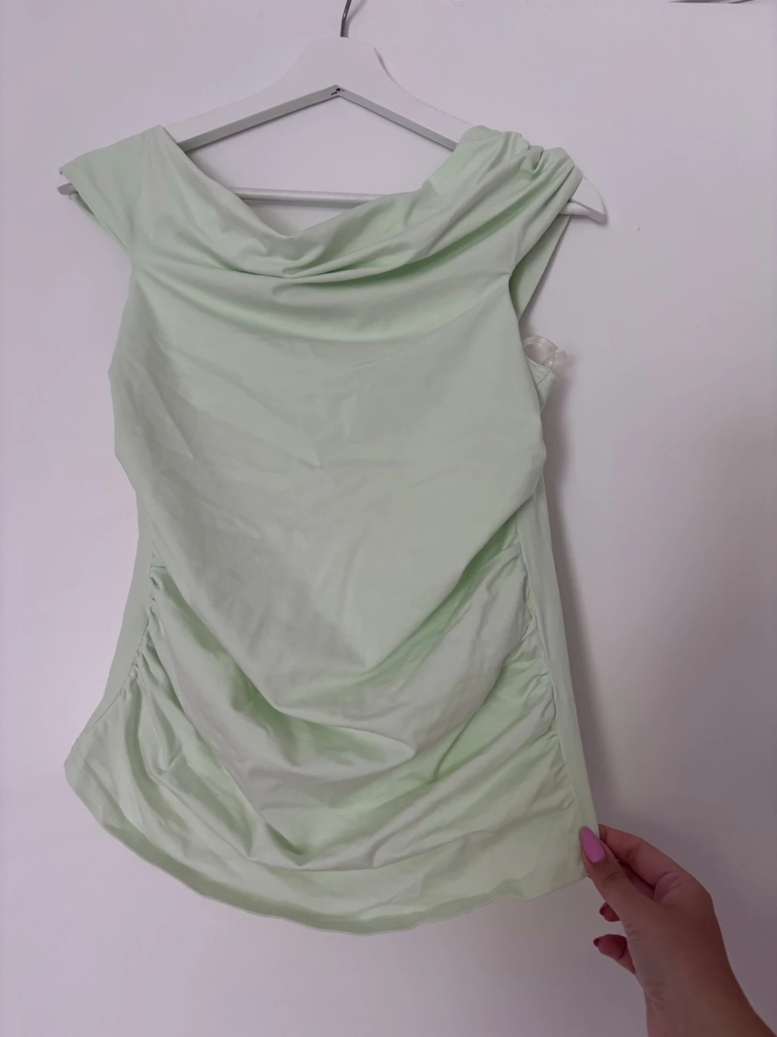 Ljusgrön ärmlös topp med drapering - 1