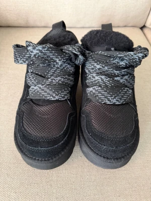 Uggsneakers med breda snören - Uggsneakers. Sparsamt använda. 39-40 storlek.