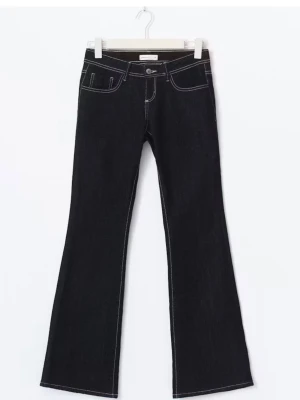 Mörkblå ultra low flare jeans  - Snygga svarta bootcut jeans med markerade vita sömmar och klassiska fem fickor. Jeansen har utsvängda ben och låg midja, vilket ger en retro och trendig vibe. Perfekta för dig som gillar en cool och avslappnad stil.