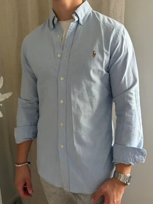 Ljusblå skjorta från Ralph Lauren - 🩵 Säljer en riktigt snygg ljusblå skjorta från Ralph Lauren.  Storlek M (true to size) Väldigt fint skick och inga skador! Givetvis äkta!