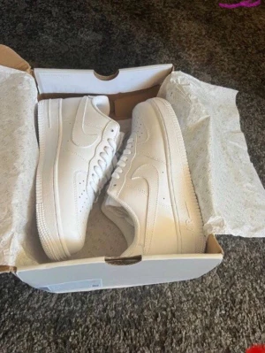 Af1 sneakers - Snygga Airforce 1  sneakers med lågt skaft och klassisk siluett, de e oanvända och kmr med sin box. Skorna har perforerade detaljer på tån, vit sula och matchande vita skosnören. Tillverkade i läder med en stilren och tidlös design som passar till det mesta.ett till ett , fraktar snabbt :)
