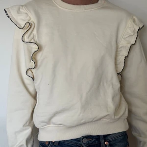 Volangtröja Zara - Jättefin volangsweatshirt från Zara barn, storlek 170 men passar mig som vanligtvis har xs😍lite åt det kortare hållet men väldigt fin😍😍