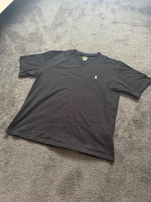 Svart Ralph Lauren tshirt - Svart Ralph lauren tshirt, nästintill oanvänd. Storlek L custom slim fit, 180/100. Tveka inte att kontakta vid funderingar.