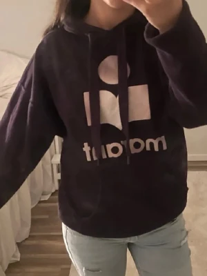 isabel marant hoddie  - Säljer en mörk lila Isabel marant hoddie, nästan helt ny men kommer inte till användning!!💗