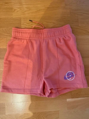 Nike shorts - Somriga korall shorts ifrån Nike i storlek S, men passar även mig som har XS/S. Knappast använda! Hör av er vid frågor/prisförslag!💕