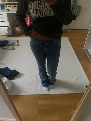 Blå bootcut jeans med låg midja - Säljer ett par klassiska blå bootcut jeans med låg midja. Innerbenslängd: 80 cm. Midjemått: 37 cm🩵