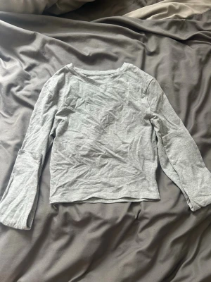 Ljusgrå långärmad magtröja - En basic ljusgrå långärmad, magtröja