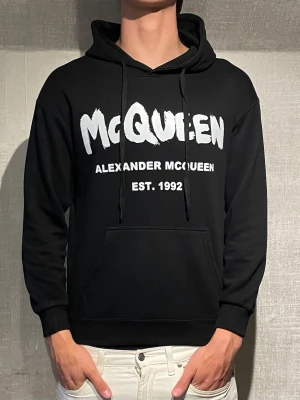 Alexander McQueen hoodie - Hej! Säljer nu denna riktigt snygga Alexander McQueen hoodien! Perfekt hoodie att köpa nu till hösten hoodien är relativt sällsynt och svårt att få tag på till detta pris! Storlek M men sitter lite mindre! Den är i perfekt skick inga defekter!