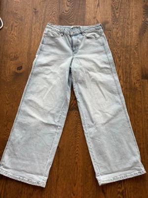 Ljusblå wide leg jeans Celebrity Pink - Säljer ett par ljusblå jeans från Celebrity Pink med wide leg passform och hög midja. Klassisk femficksmodell med orange kontrastsömmar. Perfekta för en avslappnad och trendig look. Även dessa köpta i USA och är aldrig använda, så har inte koll på märket eller storlek. Men sitter bra på mig som vanligtvis är en 38