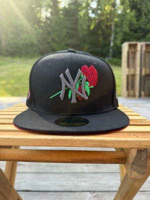 New Era 59FIFTY - cap - limited edition  - Limited edition New Era 59FIFTY cap - NY. Etiketten finns kvar och det gör klistermärkena också. Den har bara provats på men aldrig burits runt. Storleken är 7 1/8 eller 56,8 cm.