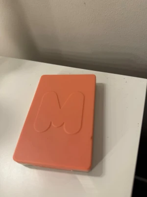 Morphe trio rougepalett orange/korall - Snygg rougepalett från Morphe med tre olika nyanser i orange och koralltoner. Kommer i en kompakt, rektangulär ask med spegel och ett stort M på locket. Perfekt för att skapa en fräsch och glowig look.