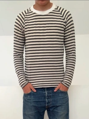Nudie Jeans blå randig långärmad tshirr - Blå Randig långärmad T-shirt från Nudie Jeans sitter i strl S! Bra skick och hör gärna av er vid frågor elr funderingar!!