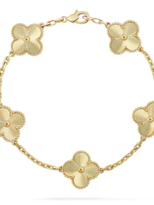 Guldigt armband med blommor - Snyggt armband i guldfärgad metall med fem fyrklöverformade blommor. Blommorna har räfflade detaljer och små pärlliknande kanter som ger en exklusiv känsla. Perfekt accessoar för att lyfta din stil.