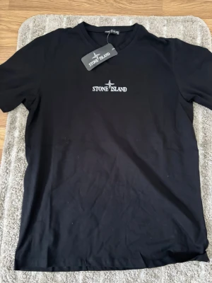 Stone Island Tröja - Helt ny kommer med tagg. Storleken är M men passar bra för de som är S